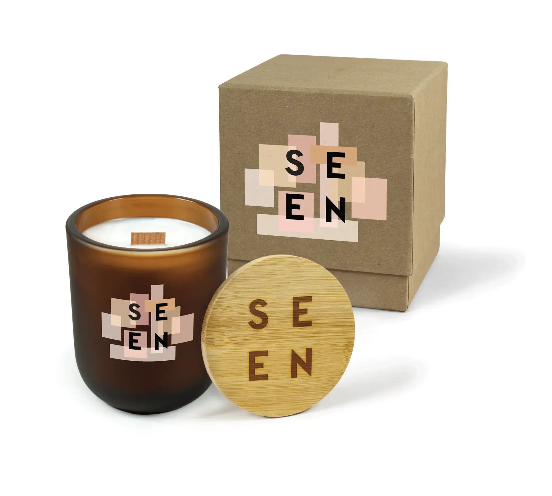 Candle with wooden lid and branding next to a cardboard box on a white background